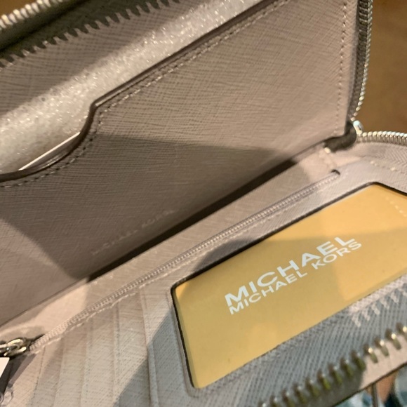 Michael Kors wallet - Picture 2 of 4